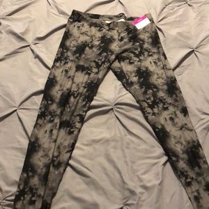 NEW WITH TAGS LEGGINGS SIZE MEDIUM